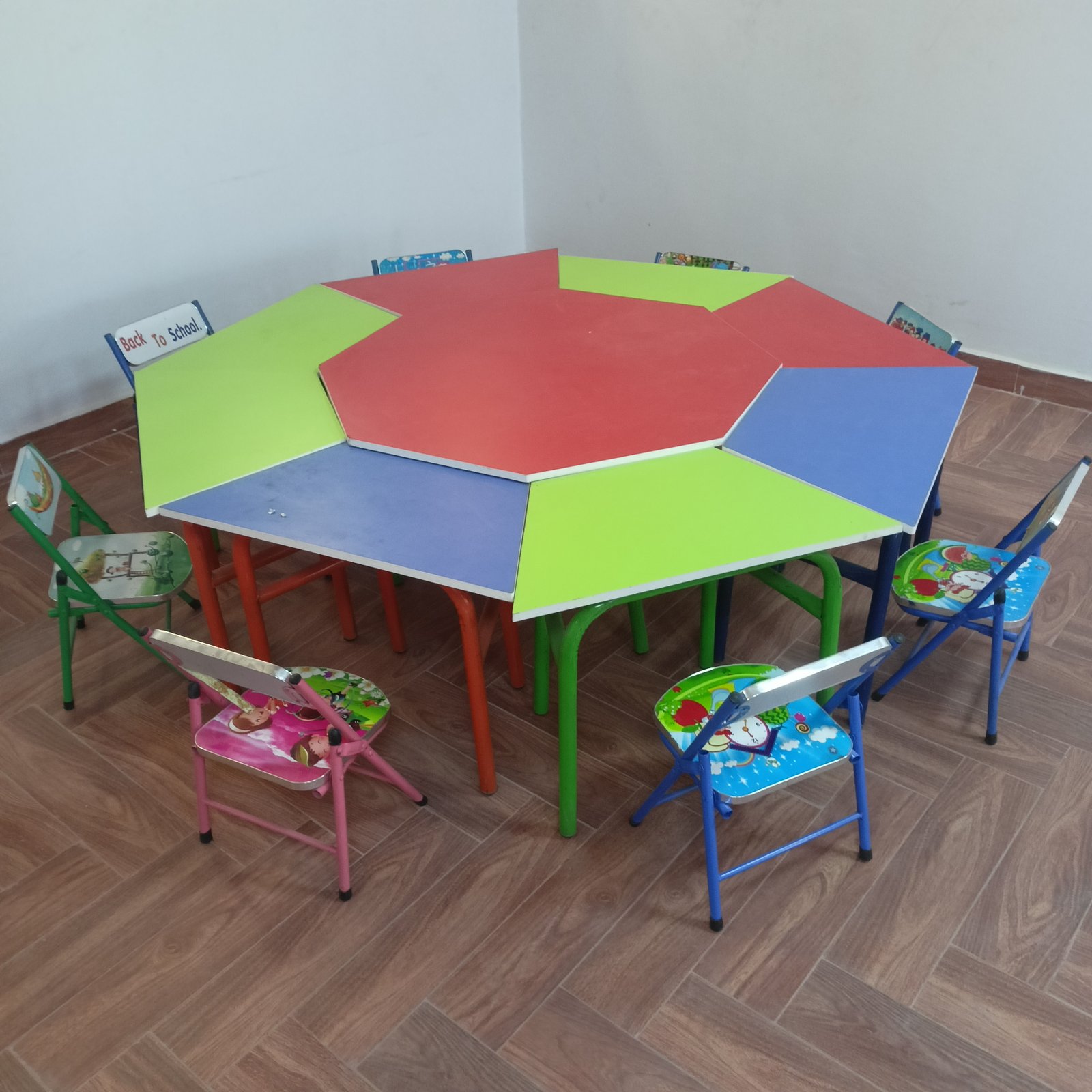 طاولة مع 8 كراسي