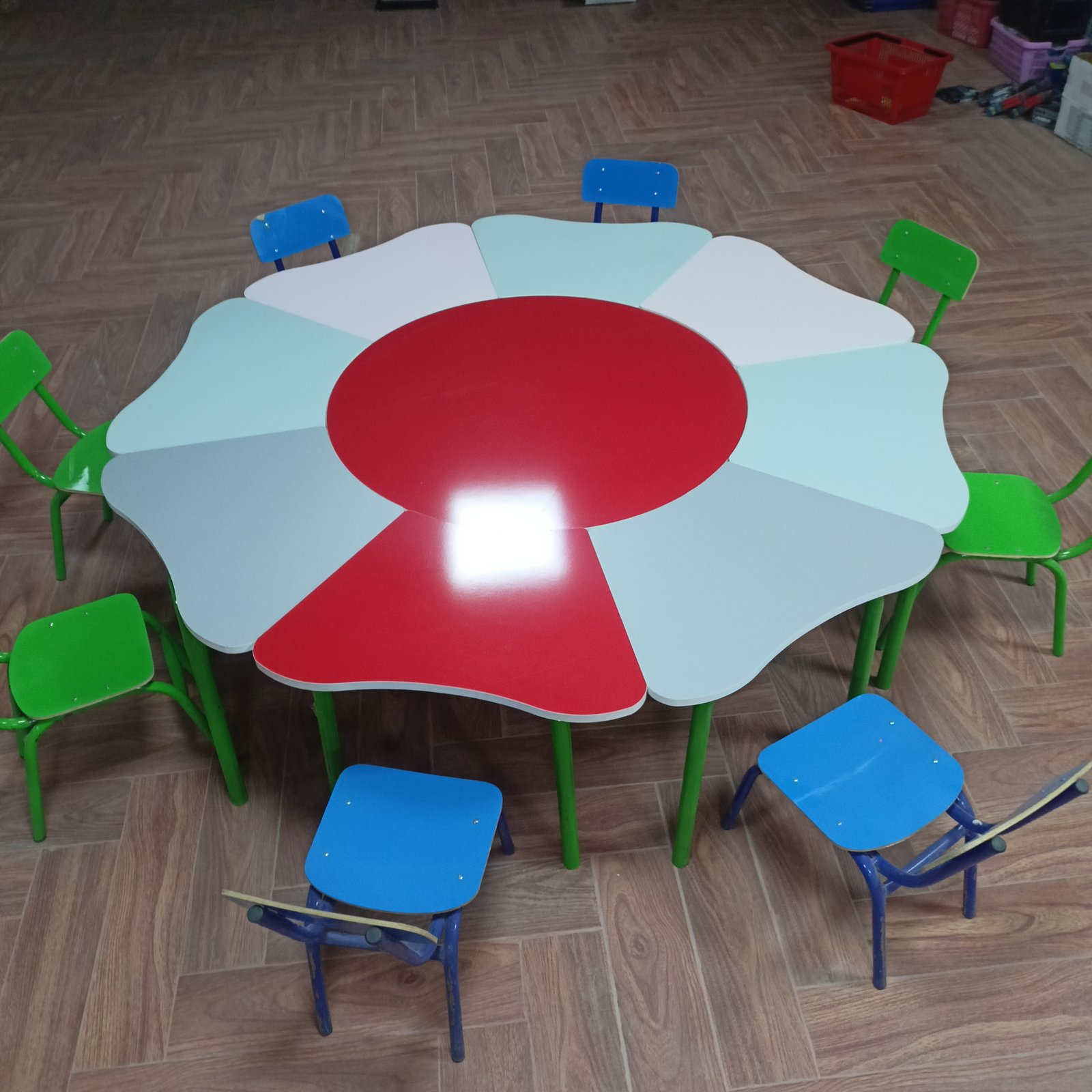 طاولة على شكل فراشة