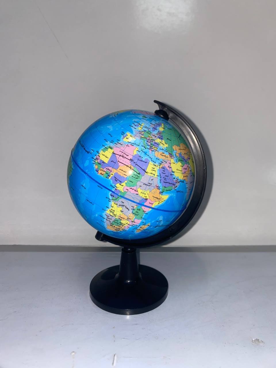 كرة أرضية متوسطة الحجم